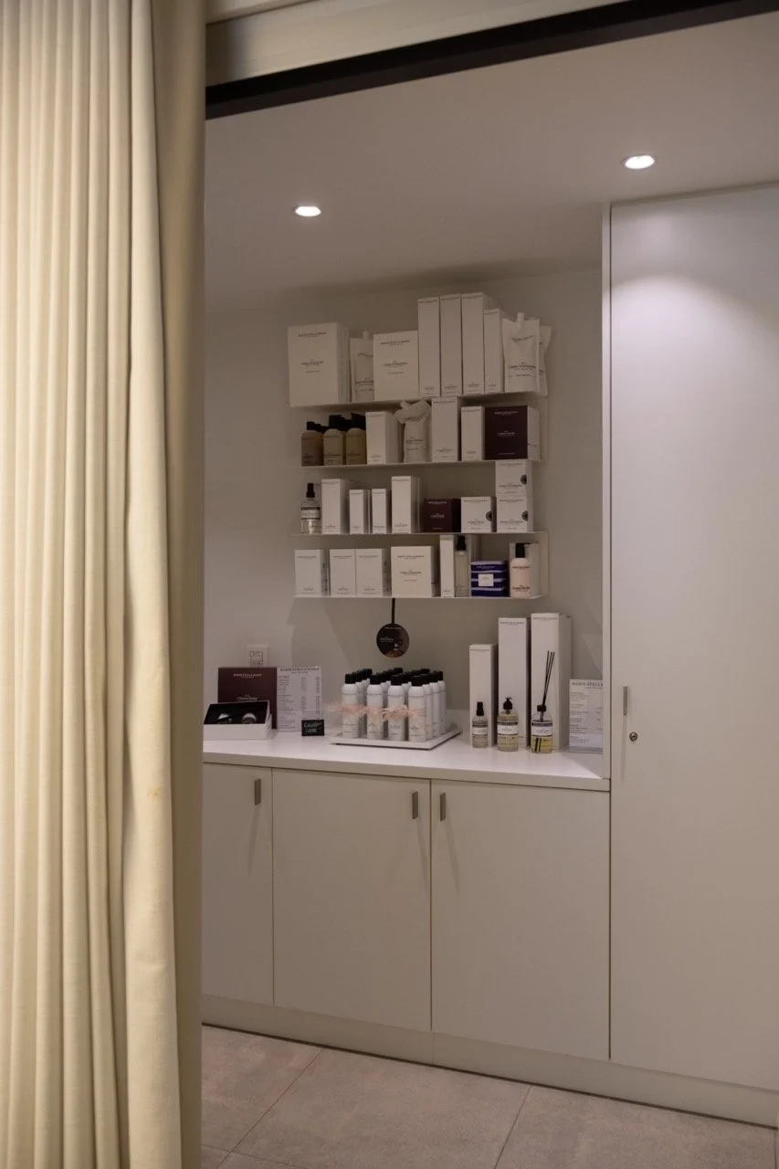 Kast met verzorgingsproducten in het salon