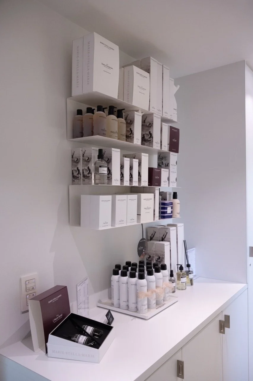 Wandrekken met verzorgings- en make-upproducten