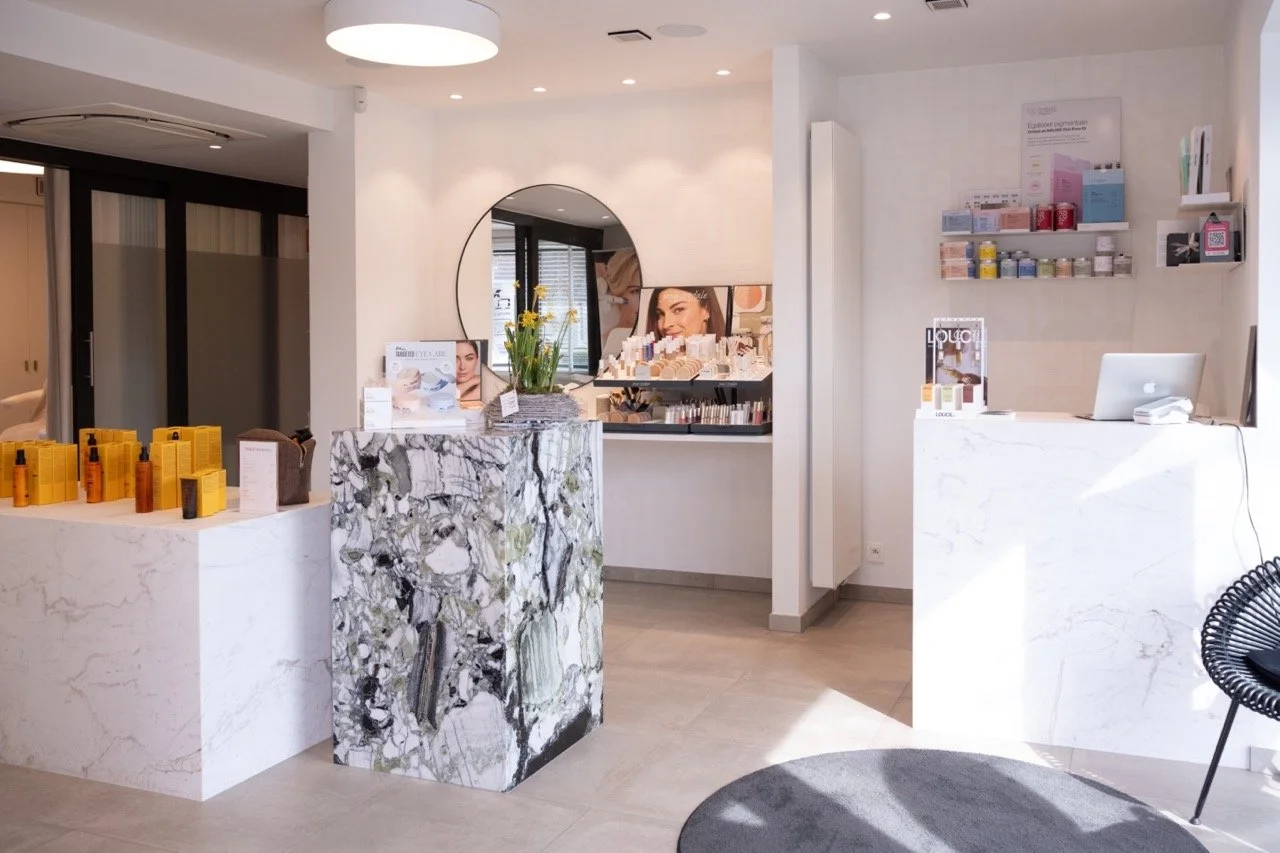 Het salon van Mooi: lichte ruimte met marmeren toonbanken en productdisplays